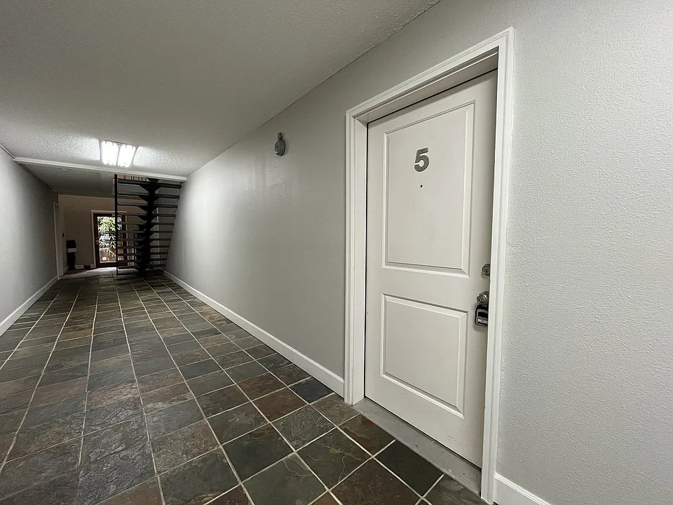 15827 NE Glisan St #5