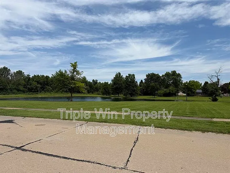 753 Watersedge Dr — Photo 3