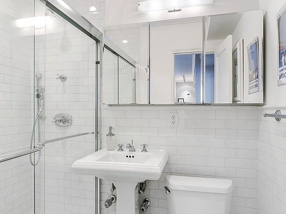 5th image of 225 E 76th St APT 5C