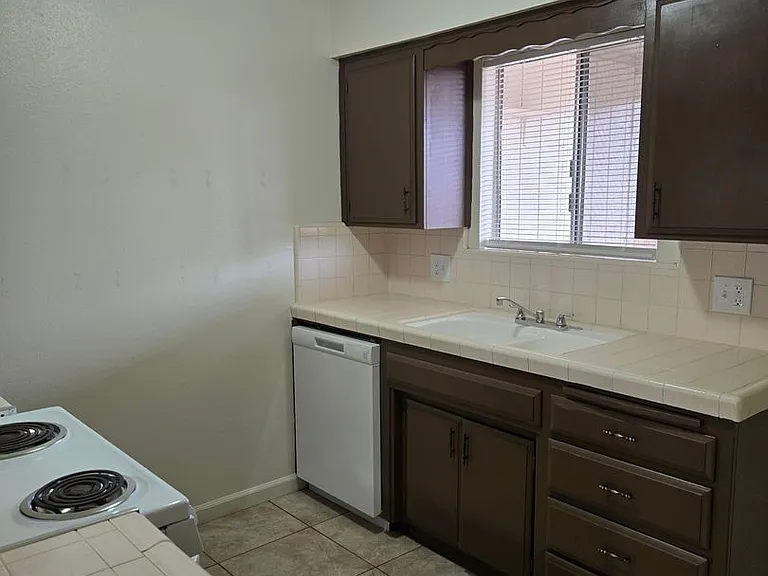 2532 W Chestnut Ct — Photo 2