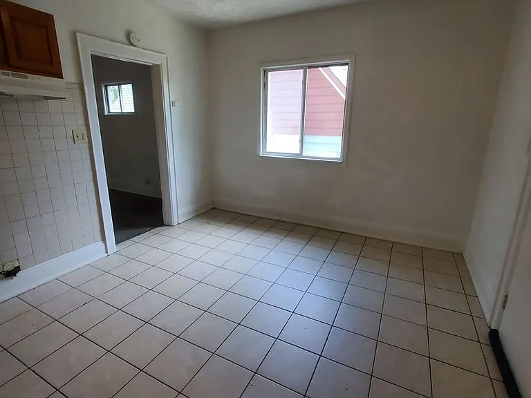 519-521 W Keefe Ave. (Duplex) — Photo 3