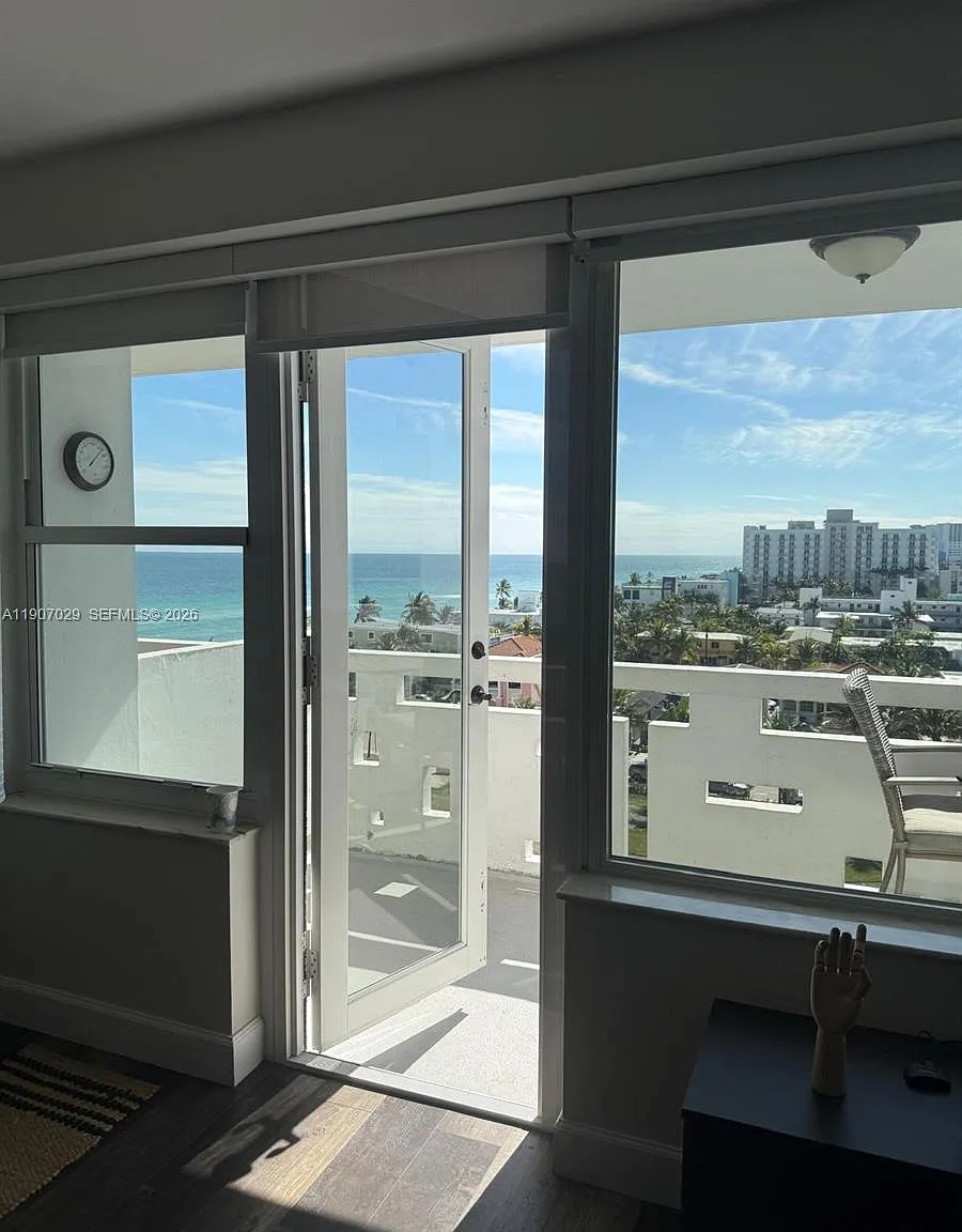 Hollywood Towers Condo — Photo 2