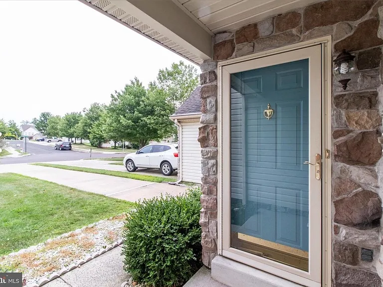 352 Glennbrook Way — Photo 2