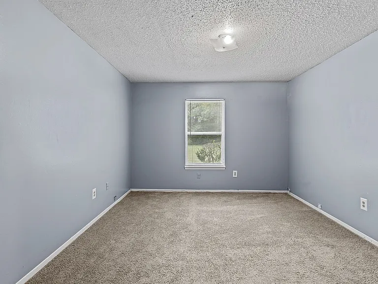 Creekside Apartments — Photo 12