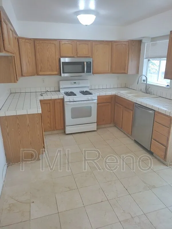 2 bed, 1.5 bath, 915 sqft, $1,895 — Photo 3