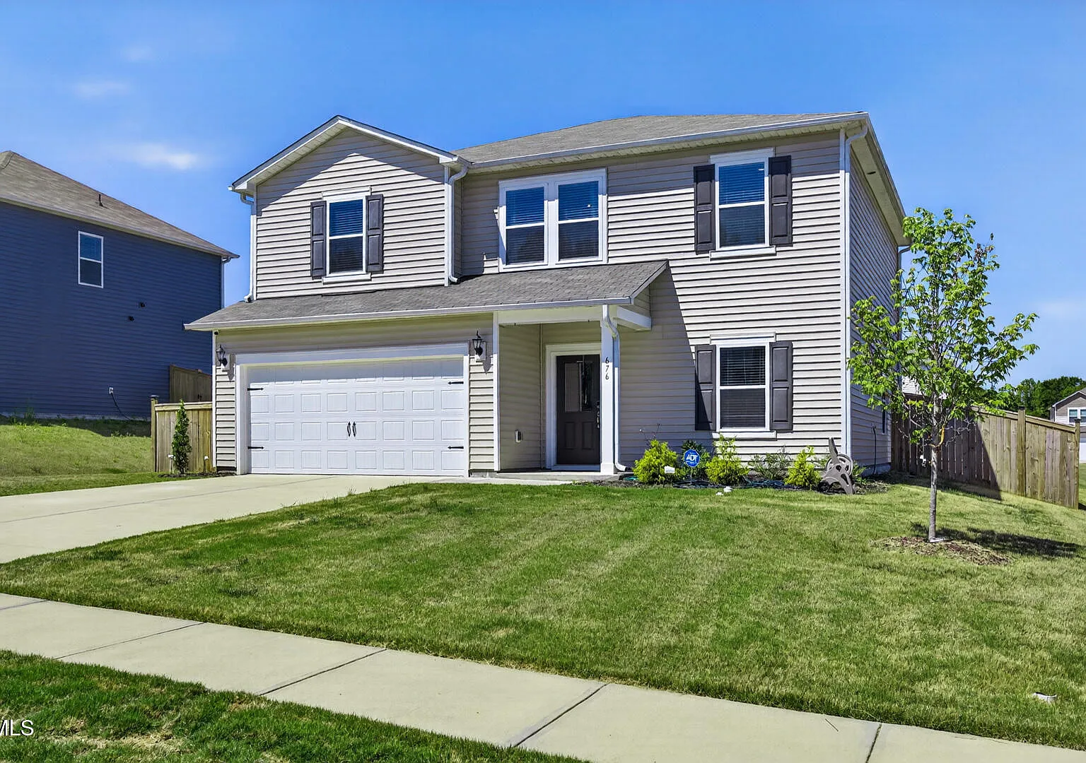 4 bed, 2.5 bath, 2422 sqft, $2,600 — Photo 2