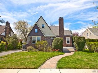 76 Radnor Rd, Great Neck, NY 11023