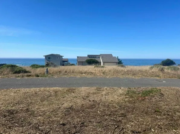 31 Neptune Rd, Whitethorn, CA 95589