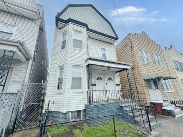 313 Pearsall Avenue image 2 of 10
