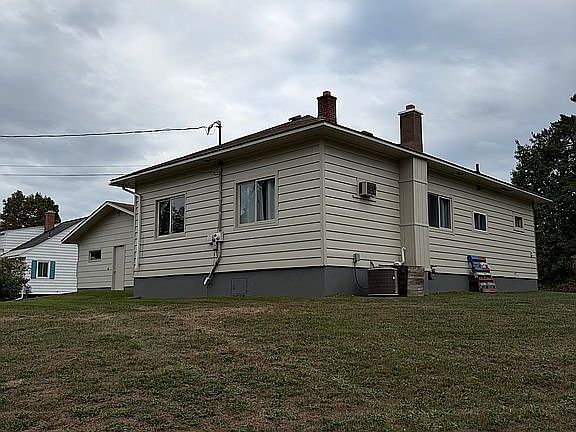 3rd image of 402 W Iron St