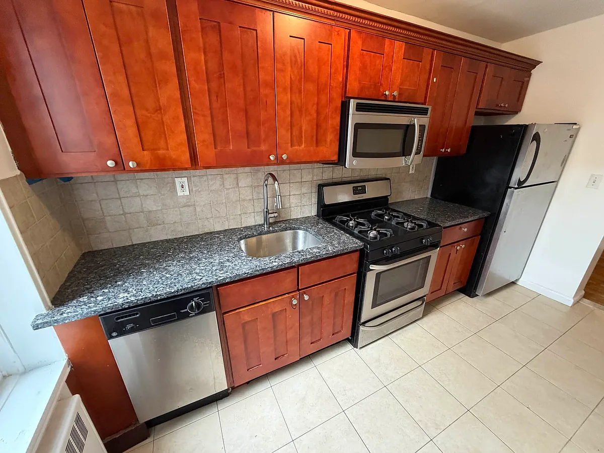 Building Photo - 65-62 Saunders St #7E