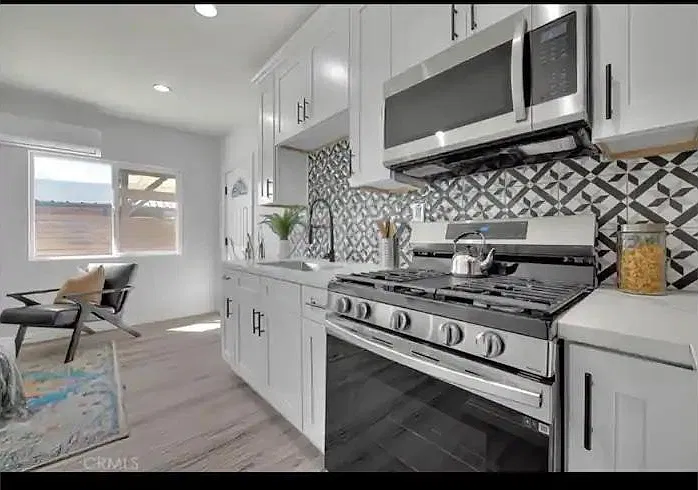 1636 W 60th Pl — Photo 2