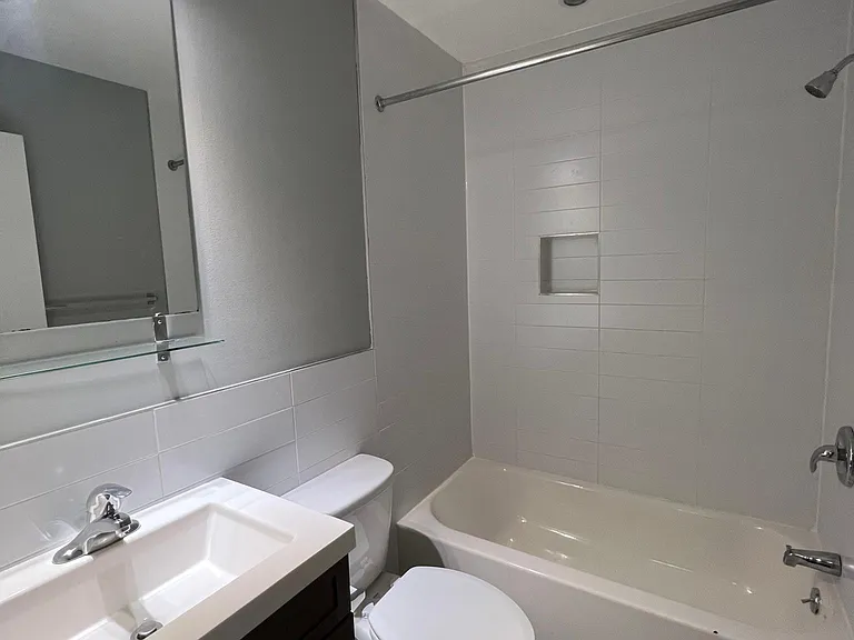 533 N Budd St #B2 — Photo 4