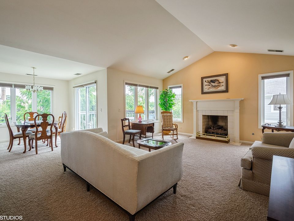 1555 N Courtland Dr Arlington Heights, IL, 60004 Apartments for Rent