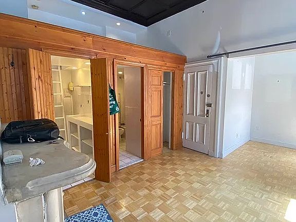 3rd image of 34 Beekman Pl APT 1S