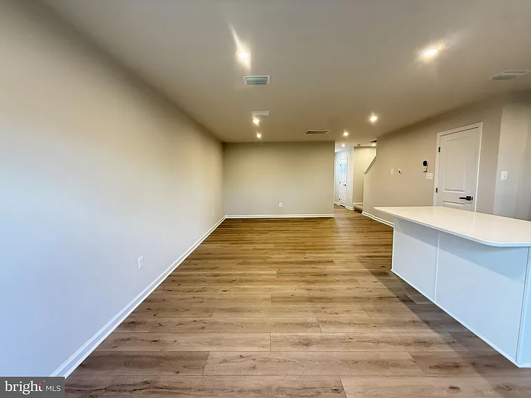 647 Laurelwood Cir — Photo 4
