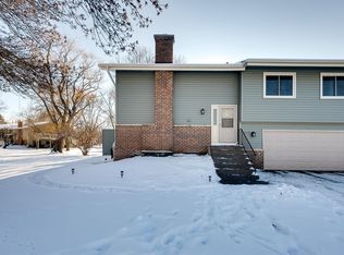 1005 Pontiac Ct, Chanhassen, MN 55317