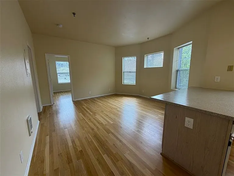 Everett Street Aparments — Photo 17