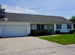 216 Village Sq, Columbus Junction, IA 52738