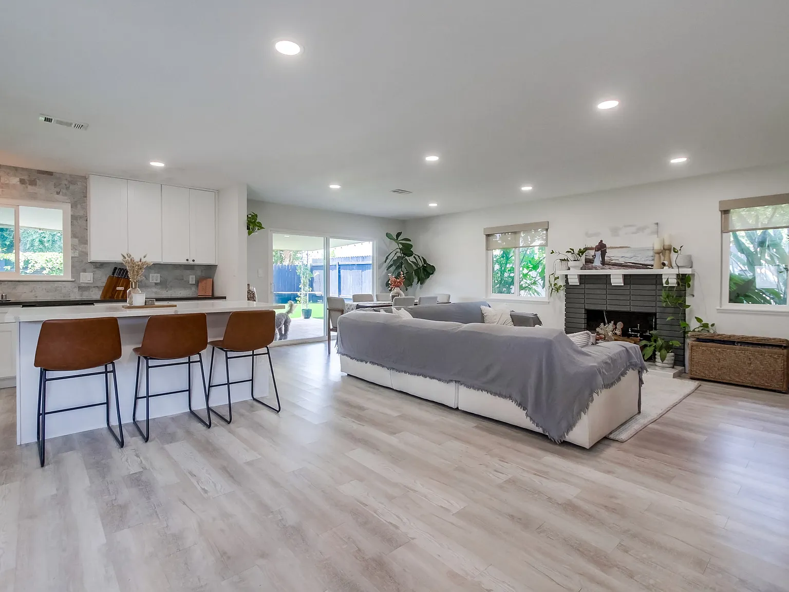 8343 Lake Gaby Ave — Photo 2