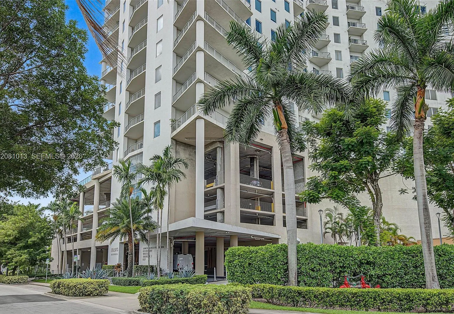 Neo Condo — Photo 1