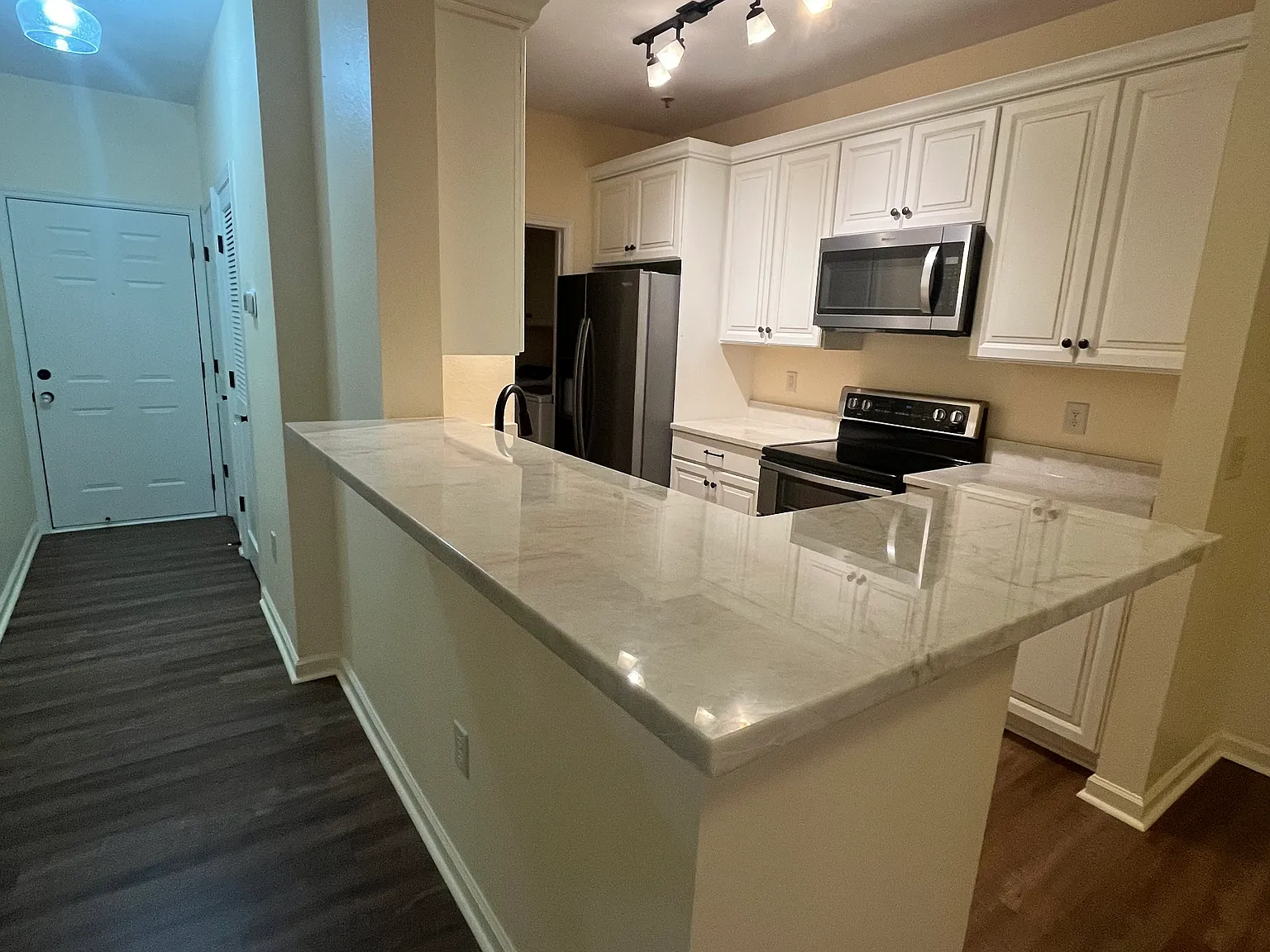 3 bed, 1224 sqft, $2,100 — Photo 2