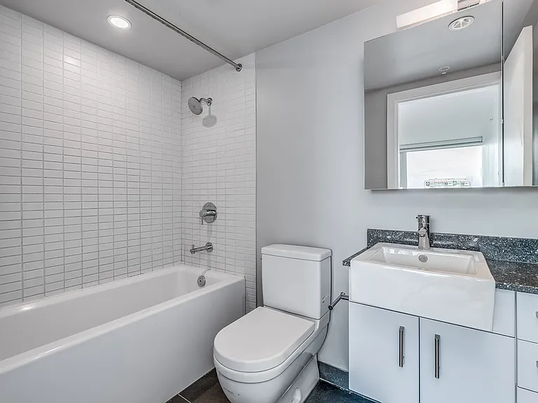 1051 Broughton St — Photo 16
