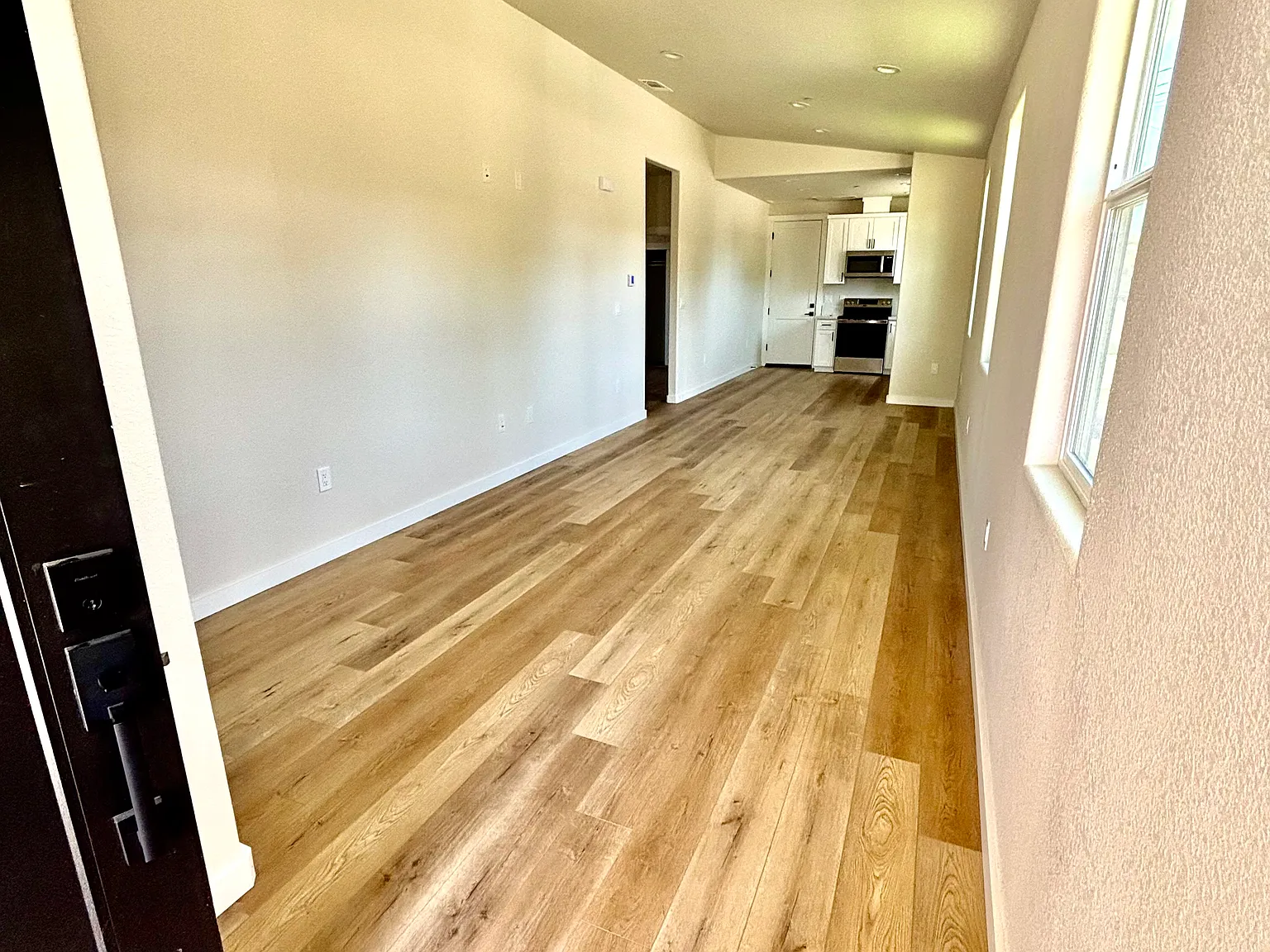 243 E 3rd St — Photo 4
