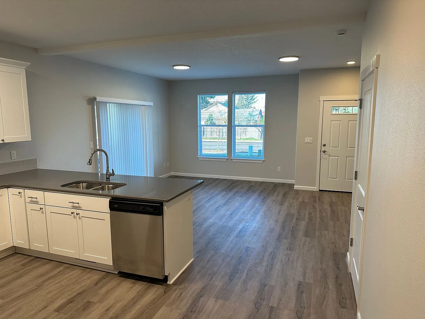 New 3 Bed / 2.5 Bath Duplex! $250 Amazon Gift Card! *First Month's Rent Is Free!* — Photo 4