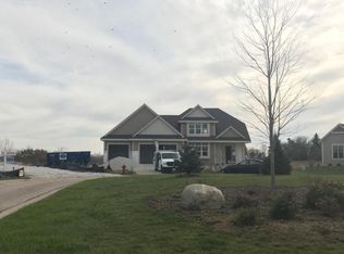 W220N4652 Mapleridge Ln, Pewaukee, WI 53072