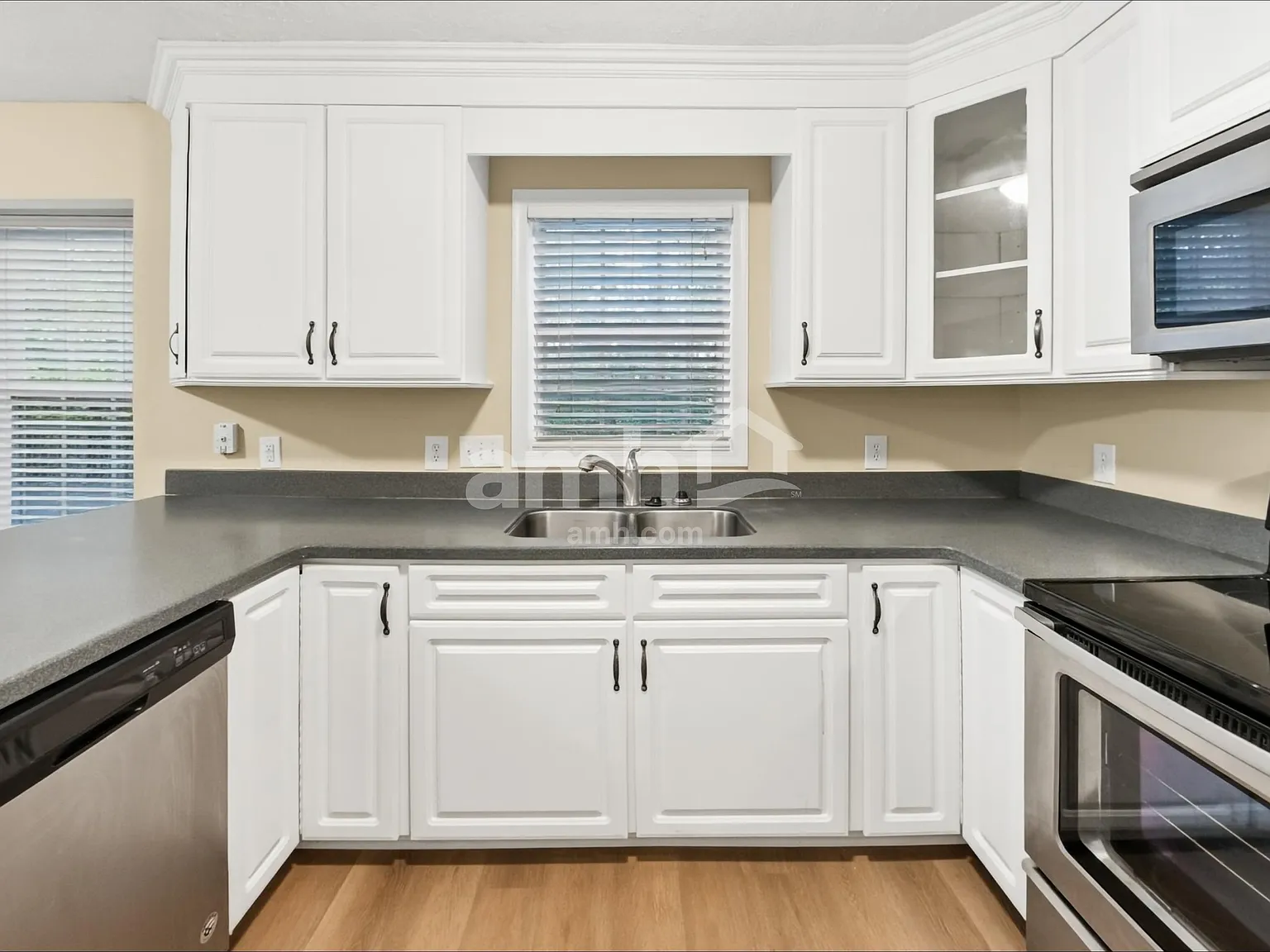 4 bed, 2.5 bath, 2200 sqft, $2,515 — Photo 4