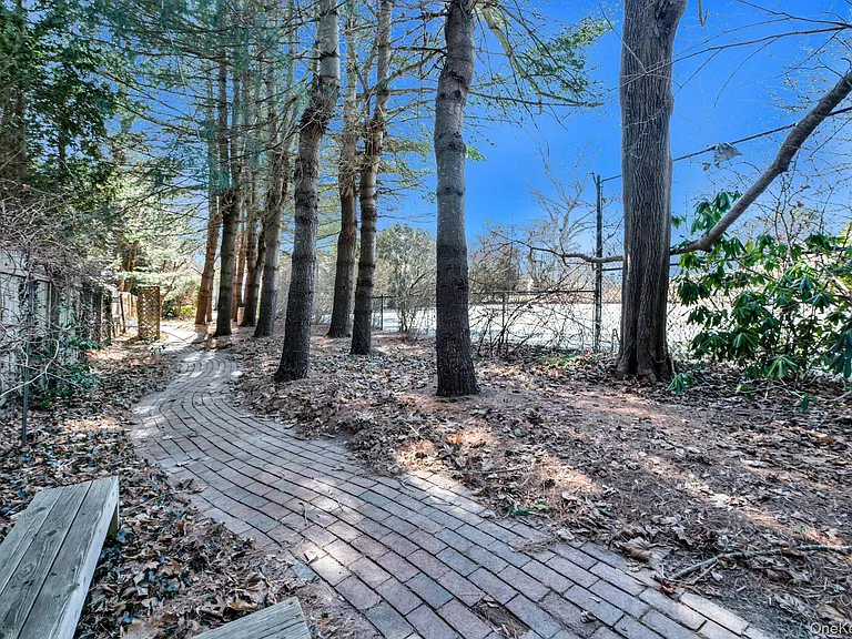 94 S Country Rd — Photo 21