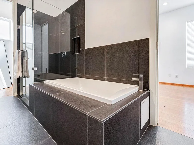 4115 Chartres St — Photo 37