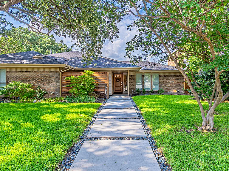 6935 Kingshollow Dr — Photo 1