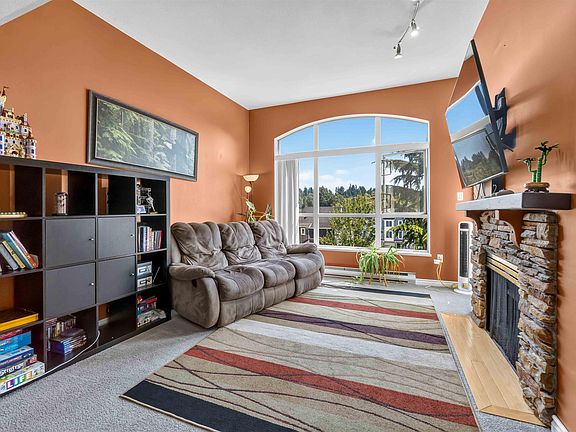 3rd image of 2551 Parkview Ln #422