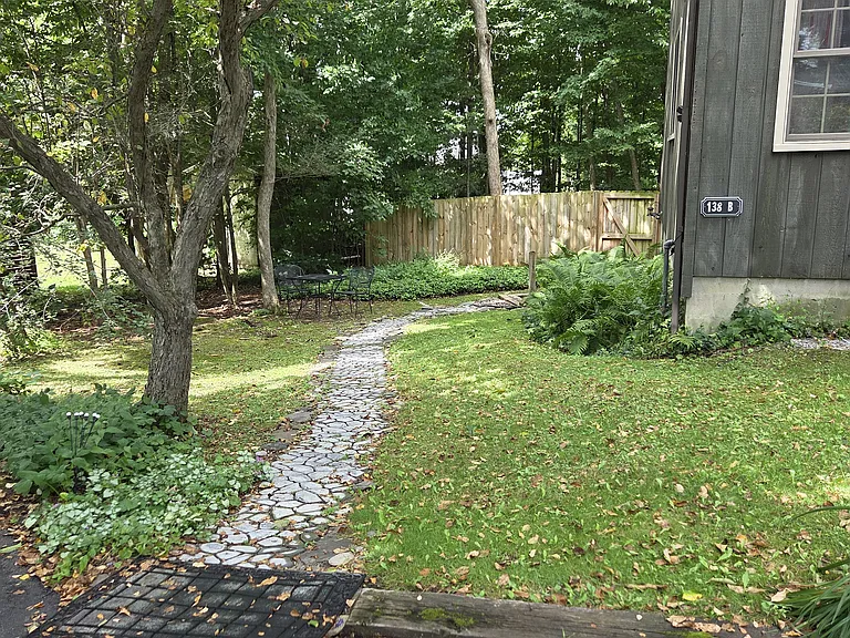 138 Burleigh Dr — Photo 2