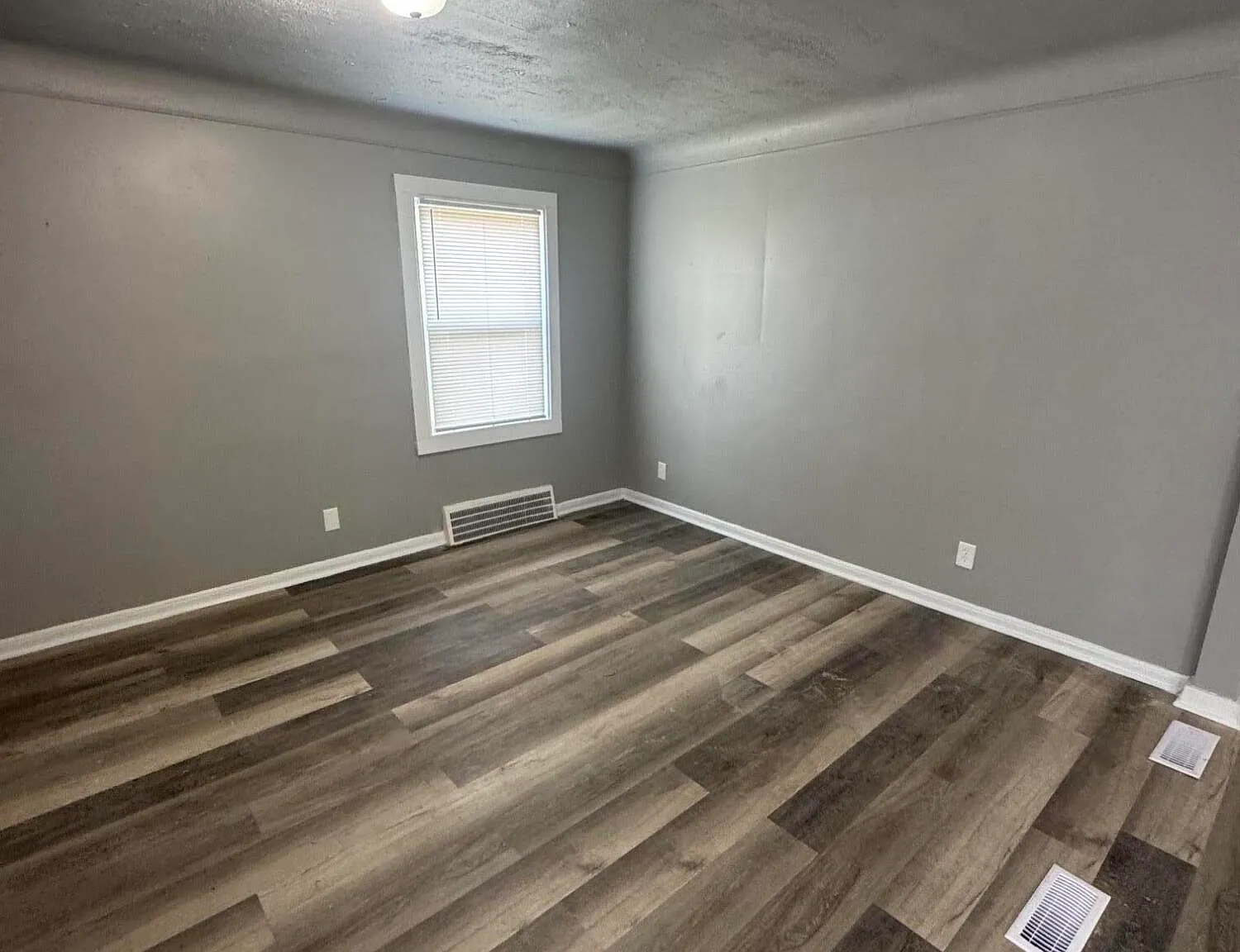3 bed, 1.0 bath, 866 sqft, $1,300 — Photo 4