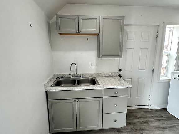 5th image of 301-303 N Orchard Ave #203