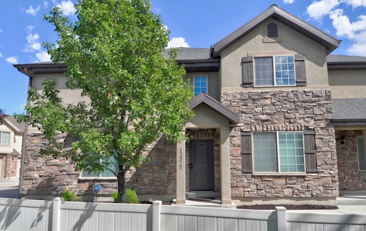 3 bed, 1270 sqft, $2,150 — Photo 1