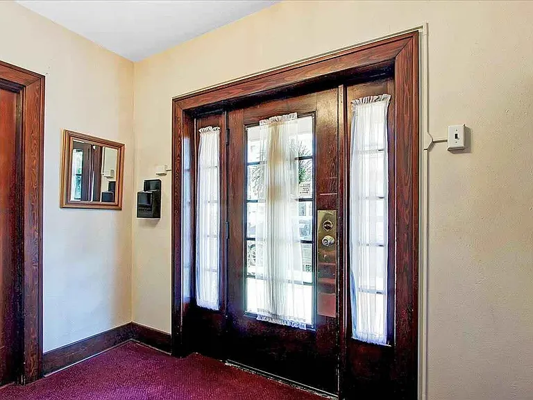137 E Court St #4 — Photo 4