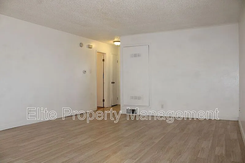 2 bed, 1.0 bath, $1,055 — Photo 2