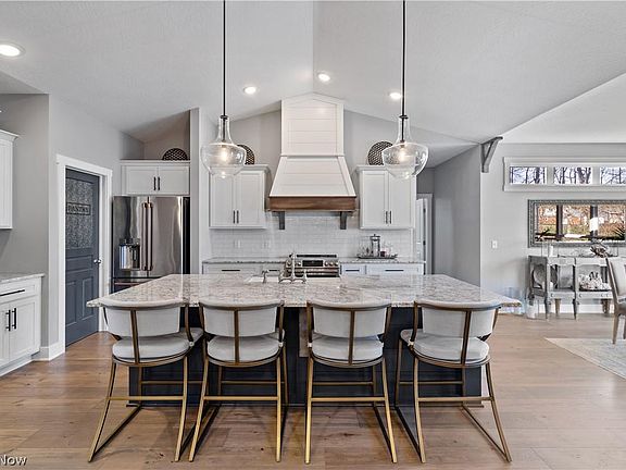 3rd image of 482 Amberley Dr