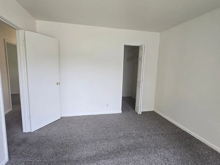 Mulford Park Apartments — Photo 23