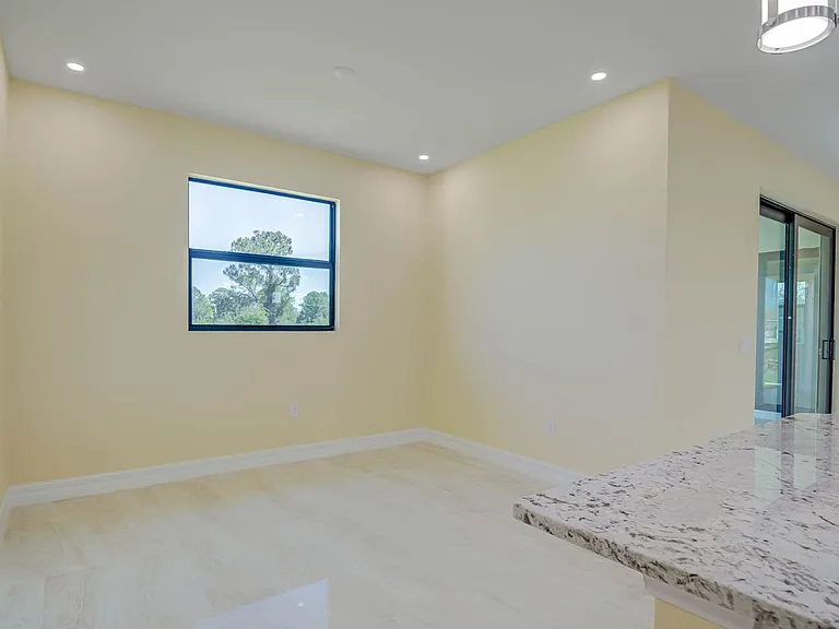 637 Cardinal St E — Photo 17