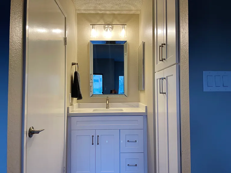 Vanity in MB1