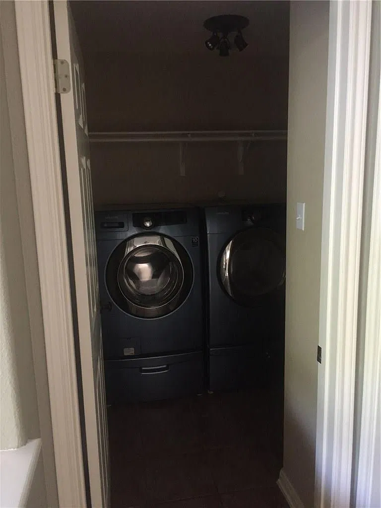 3 bed, 2.5 bath, 2294 sqft, $2,300 — Photo 3