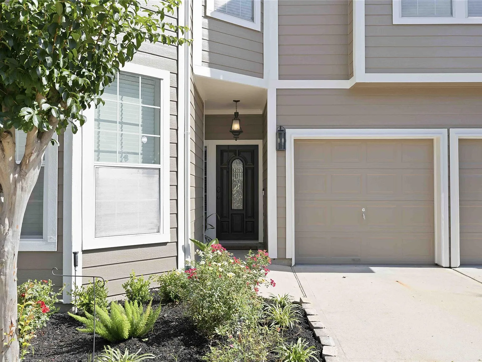 4 bed, 2.5 bath, 3136 sqft, $3,100 — Photo 2