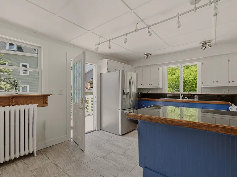 21 Clinton Ave — Photo 11