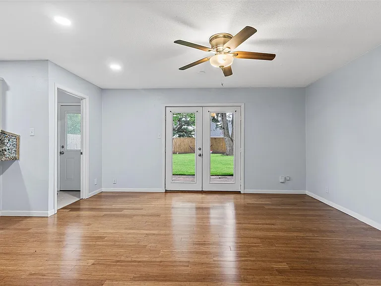 416 E Myrtle St — Photo 9