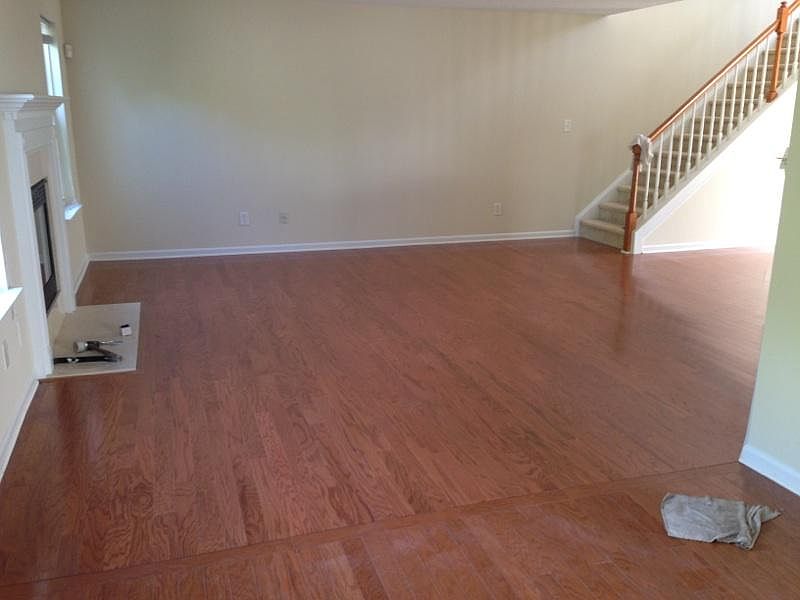 Living room w/ hardwoods